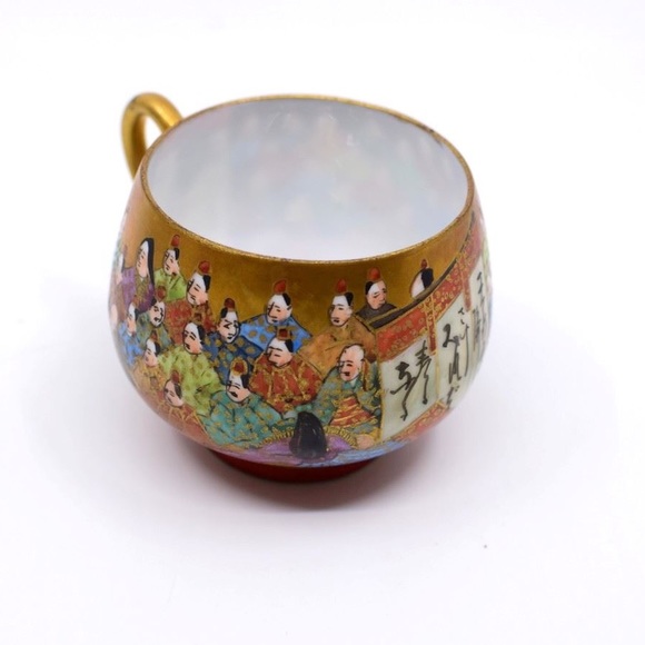 Japanese Kutani Thousand 1000 Faces Japanese Teacup & Saucer on Wood Stand - Picture 3 of 9